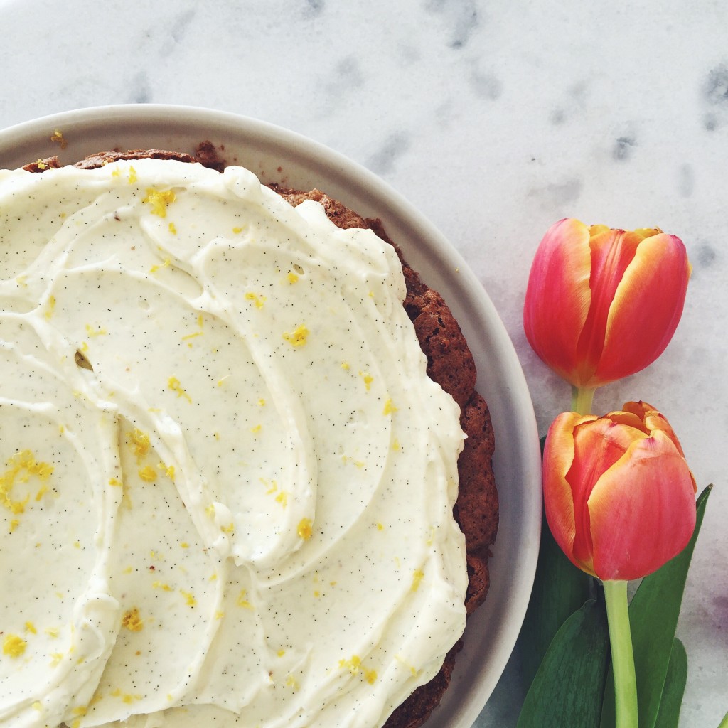 Gulerodskage med hvid chokolade cream cheese topping