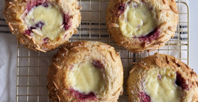 Glutenfri boller med vaniljecreme og brombærsyltetøj