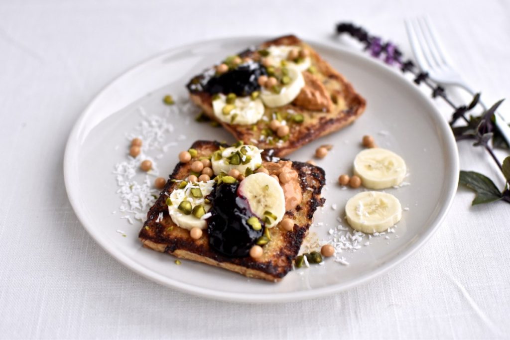 French toast med masser af toppings